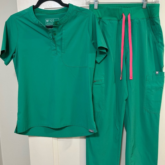 Figs Green Scrub Set with Pink Drawstrings - Picture 3 of 4